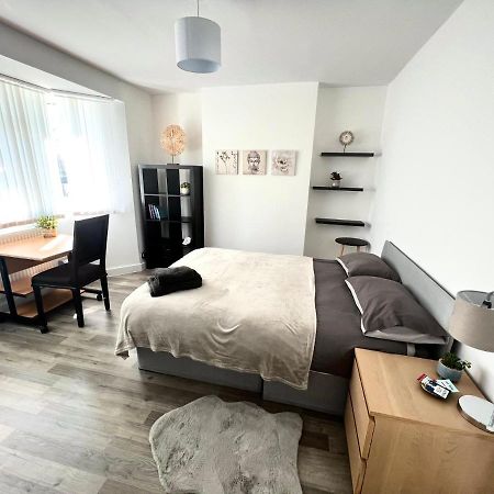 Modern Double Room With Fire Tv London Exterior foto
