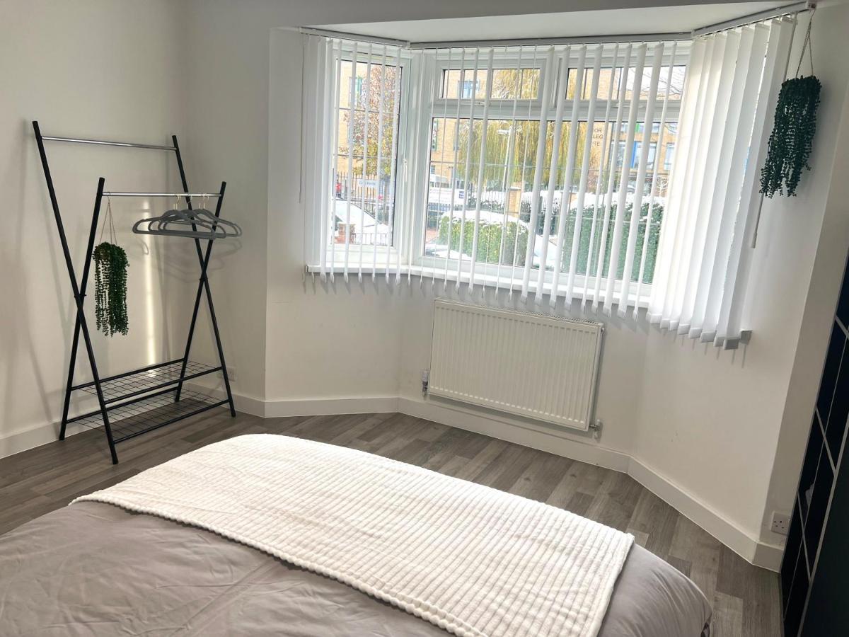 Modern Double Room With Fire Tv London Exterior foto