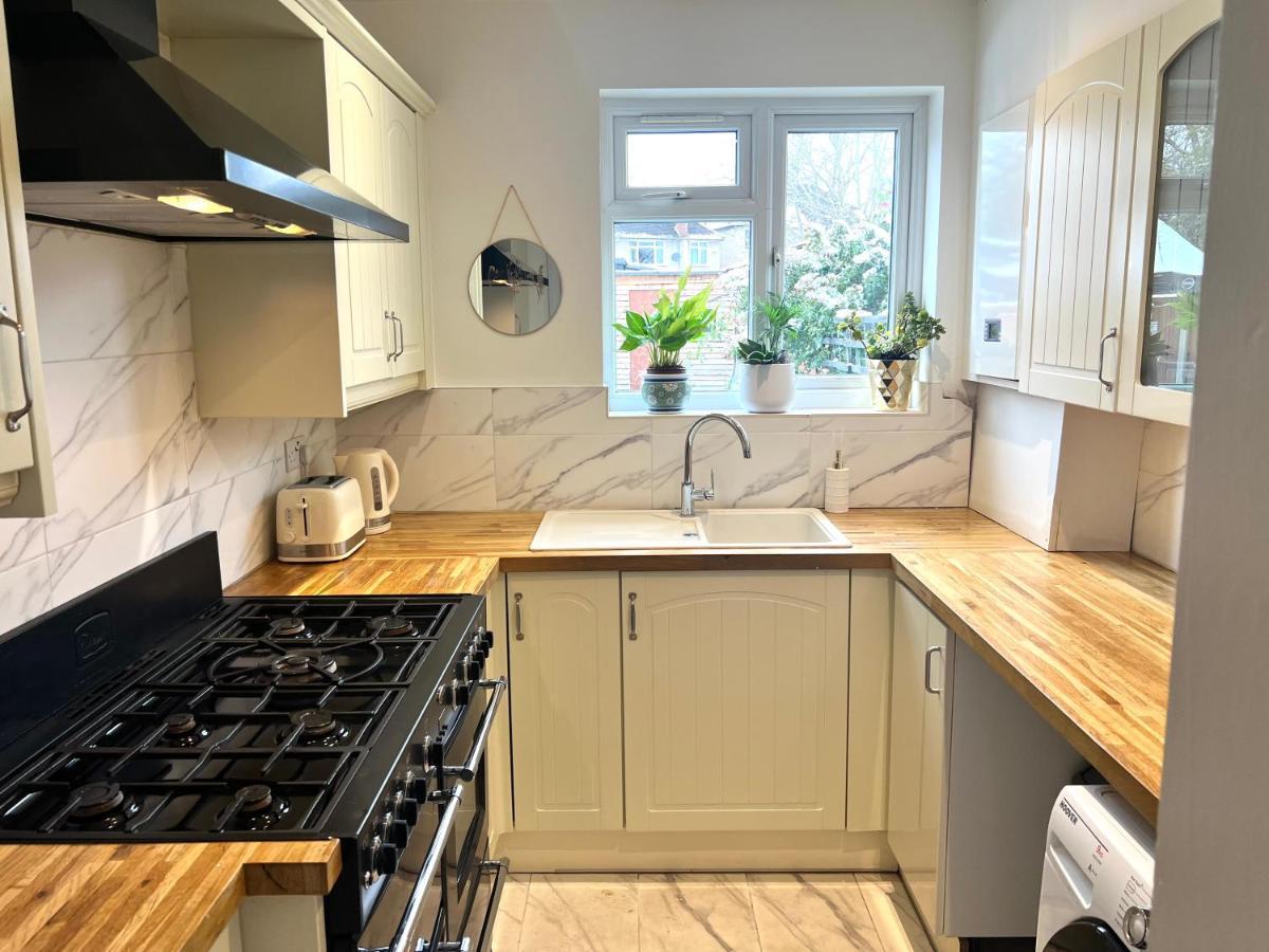 Modern Double Room With Fire Tv London Exterior foto