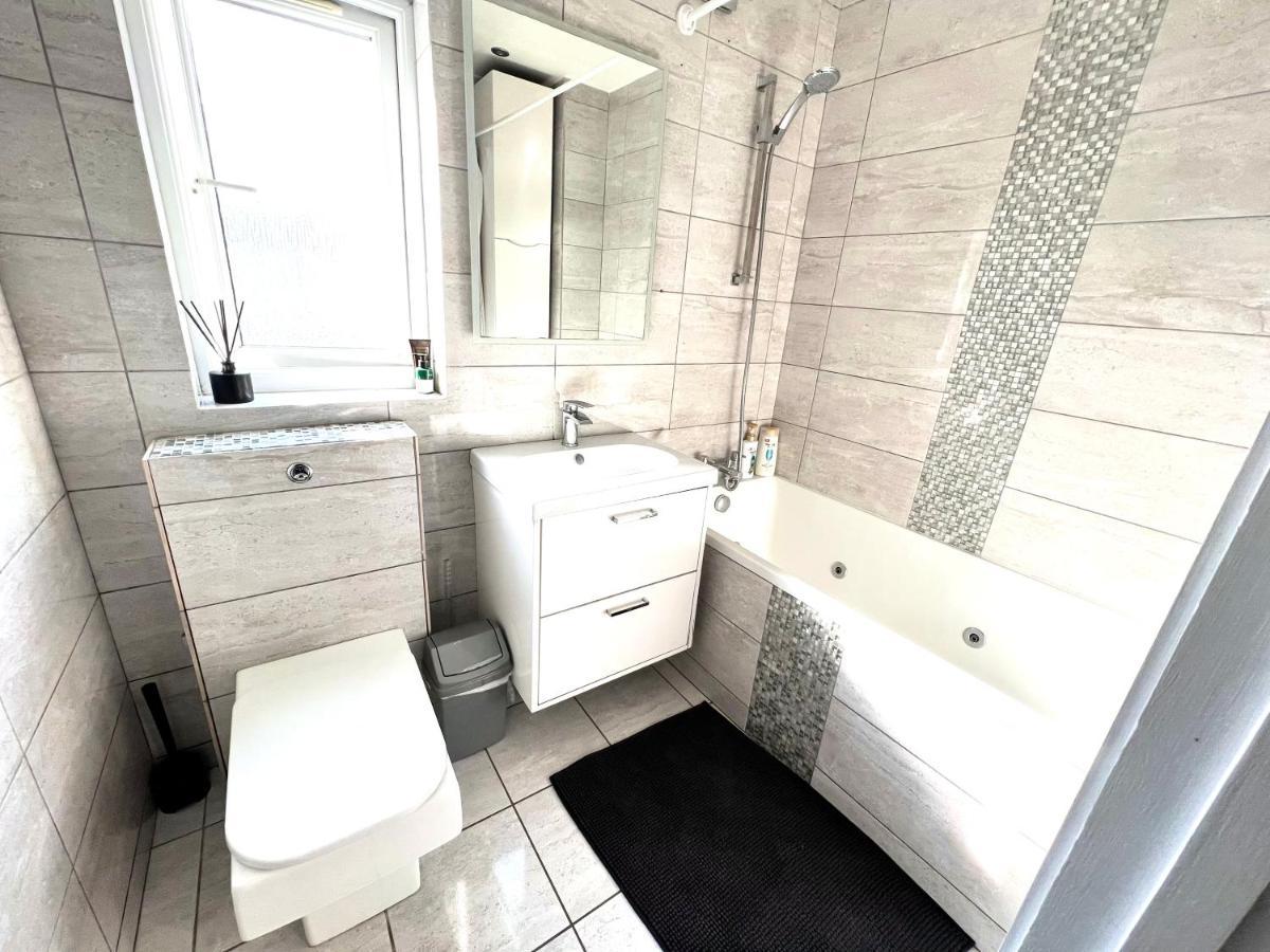 Modern Double Room With Fire Tv London Exterior foto