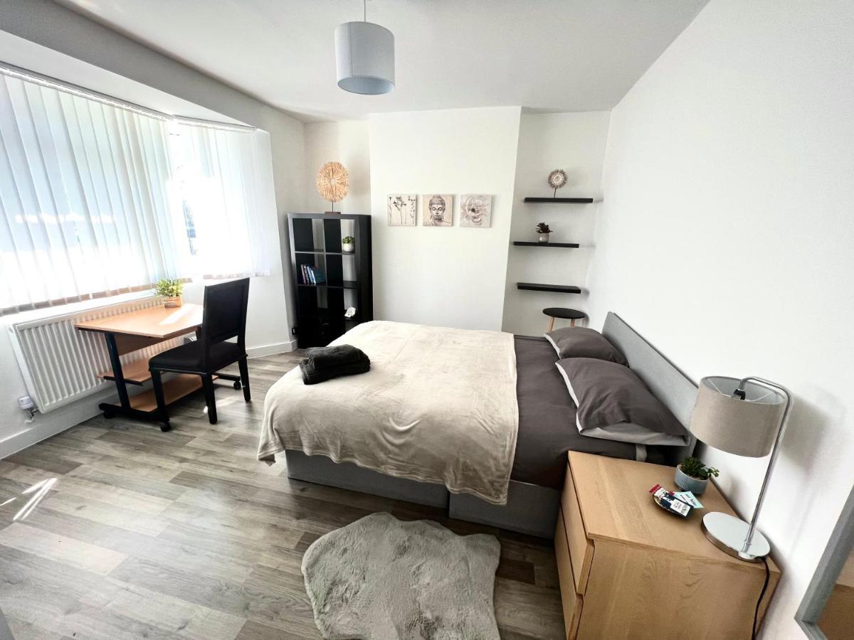 Modern Double Room With Fire Tv London Exterior foto