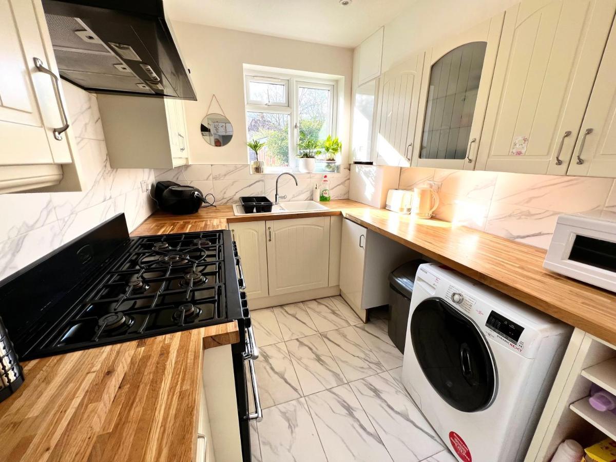Modern Double Room With Fire Tv London Exterior foto